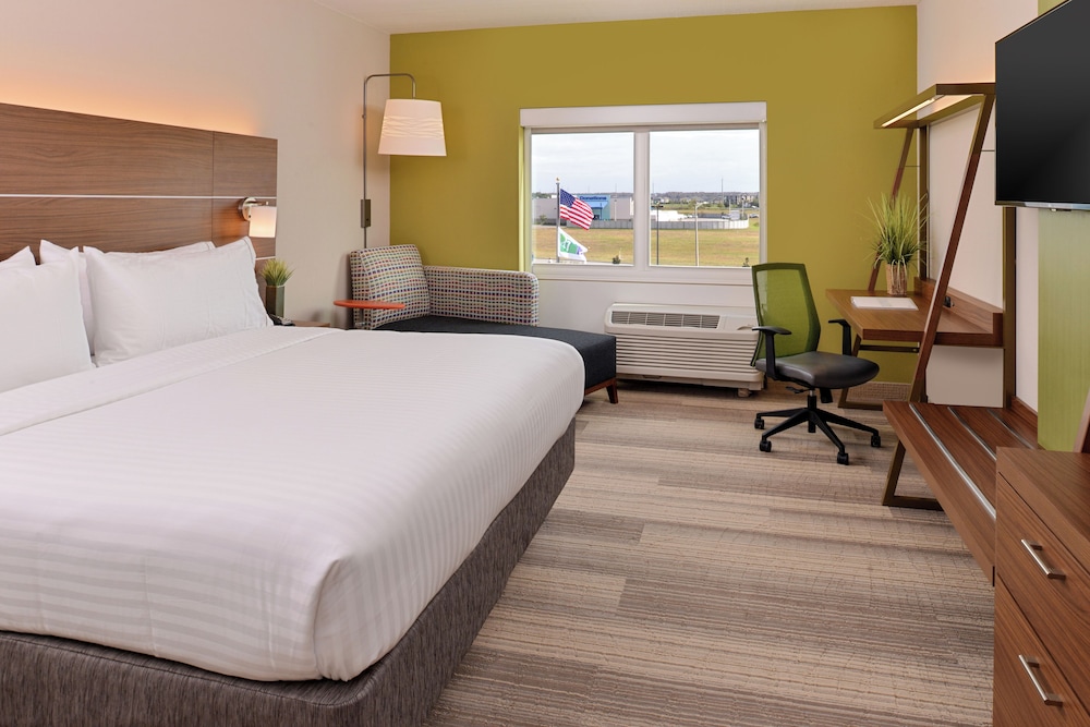Standard Room, 1 King Bed, Accessible (Communications, Mobil, Roll-In Shower)