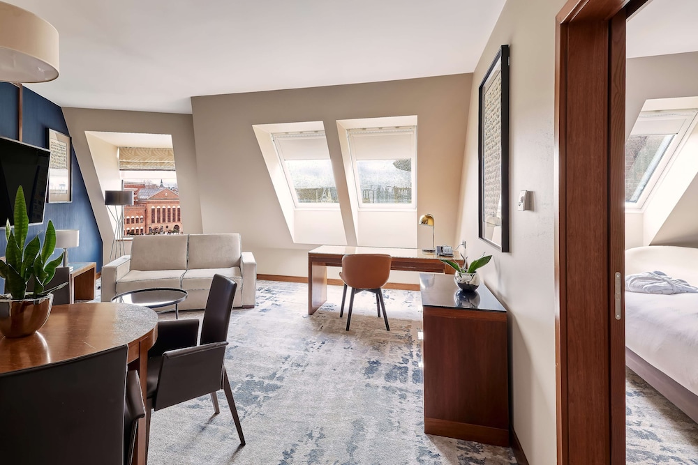 Suite, 1 King Bed, River View