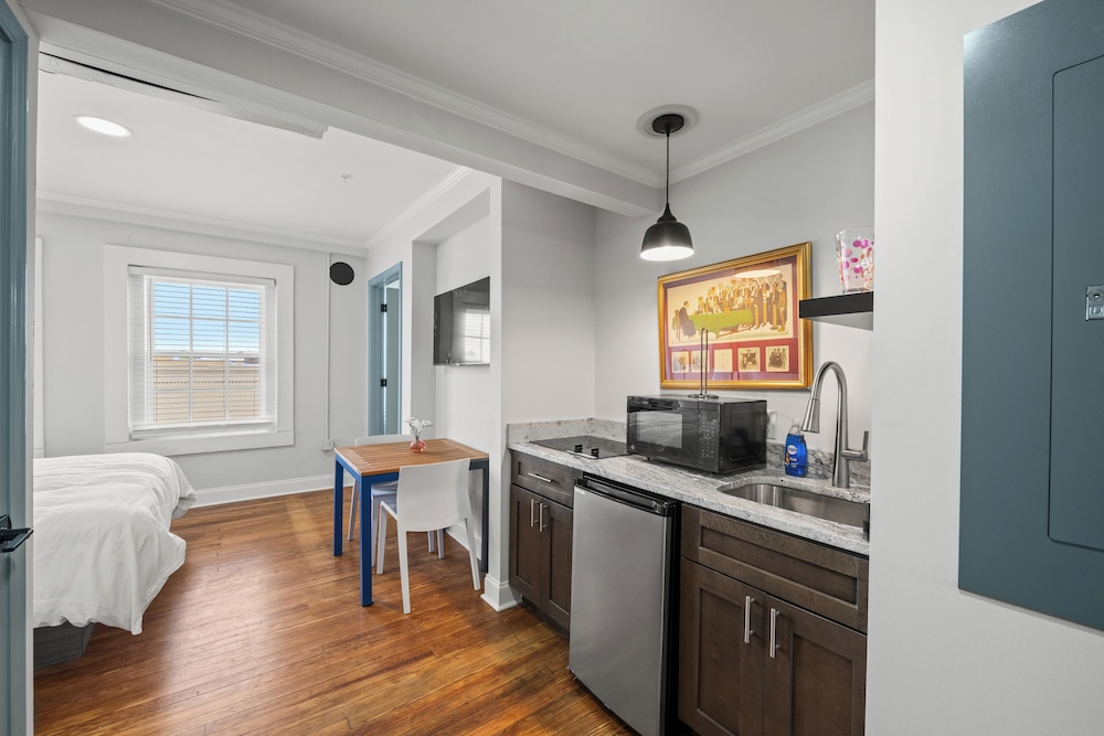 Deluxe Studio, 1 Queen Bed, Non Smoking, Kitchenette photo 2