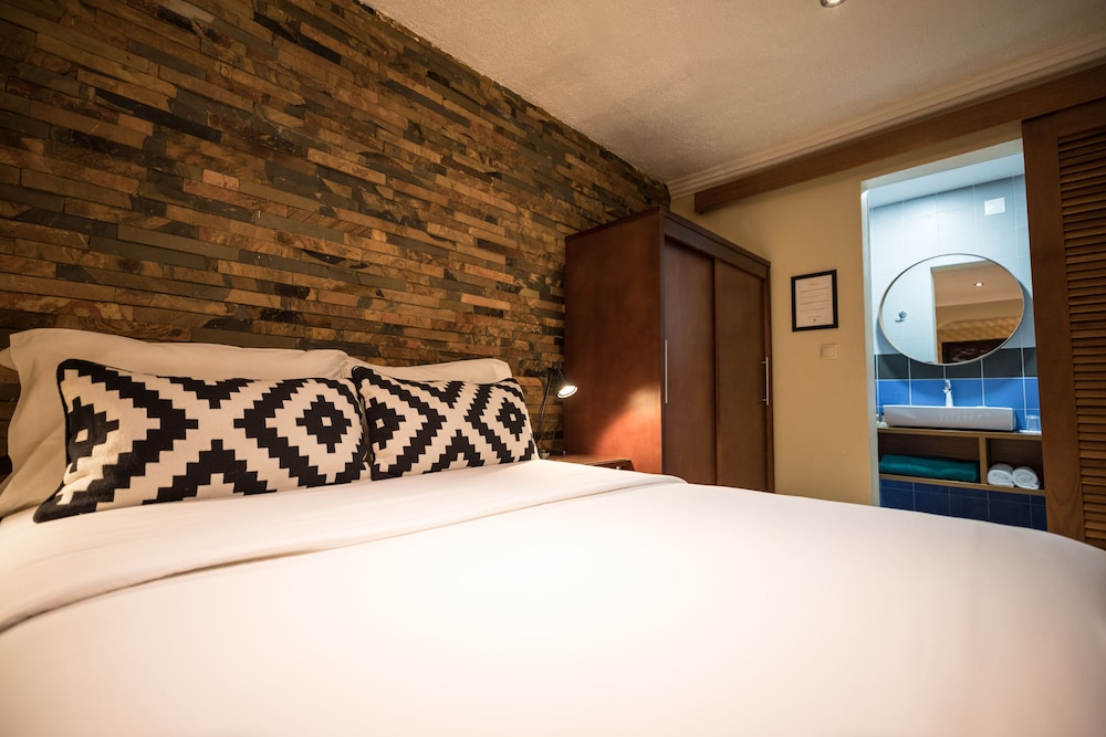 Classic Room, 1 Queen Bed, Garden Area photo 2