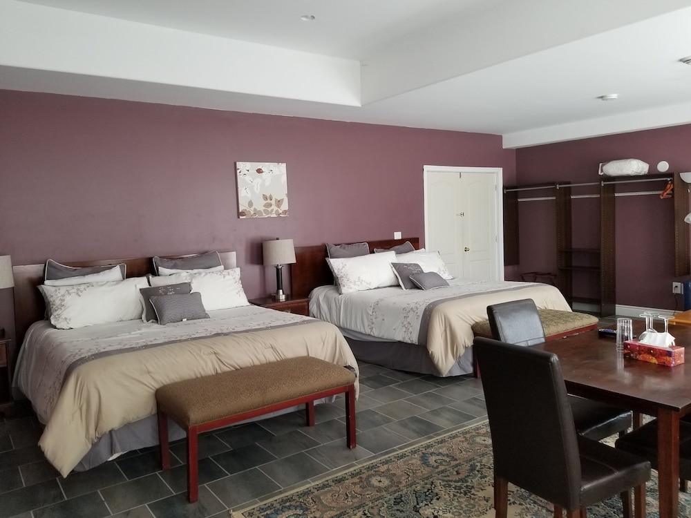Family Room, 2 King Beds With Sofa Bed, River View (River Side) photo 2