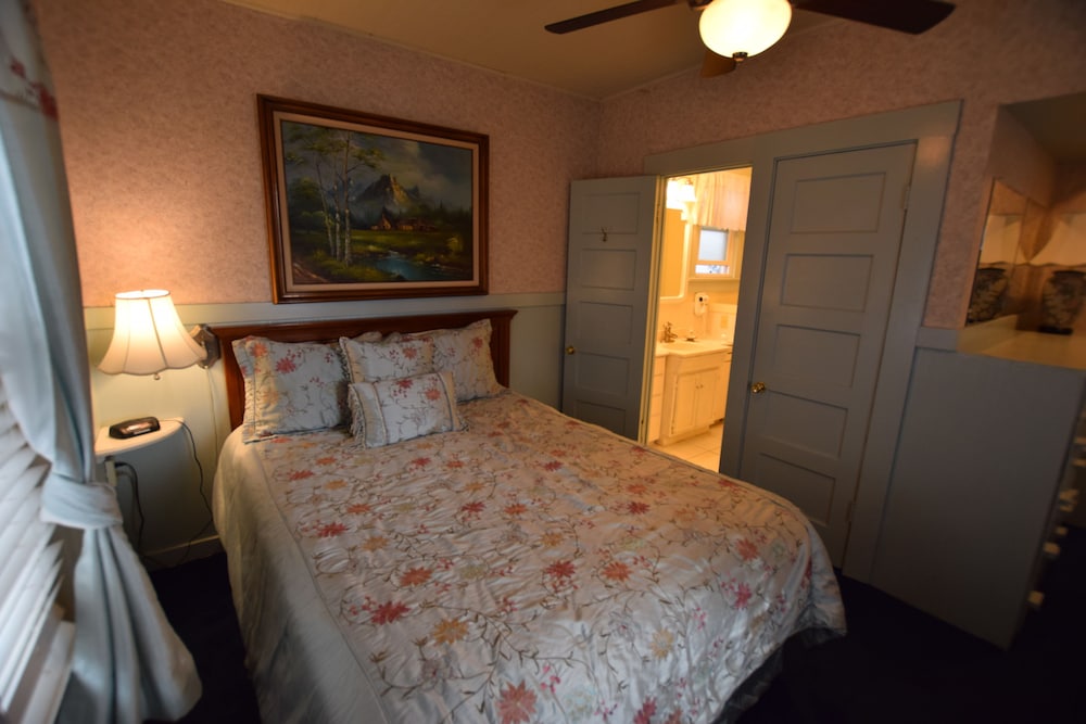 Cottage, 1 Queen Bed (Cottage-1Queen+ Kitchen) photo 2
