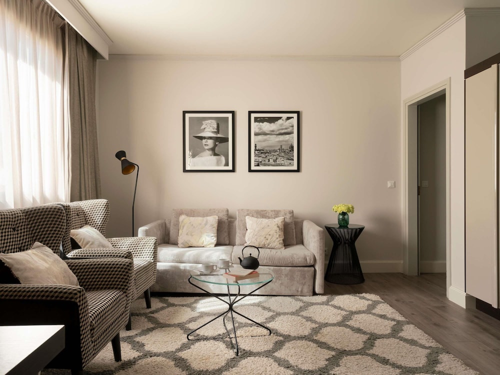 Suite, 1 Queen Bed thumbnail 5