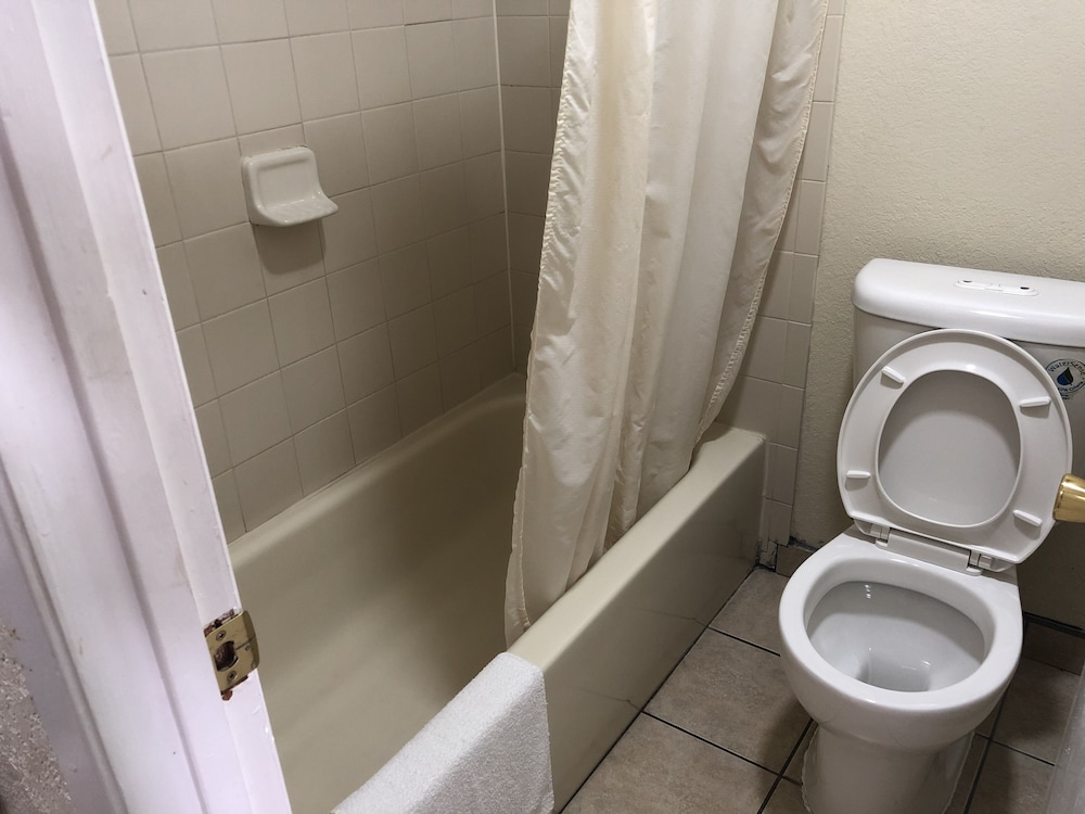 Basic Room, 1 King Bed, Non Smoking - Photo 6