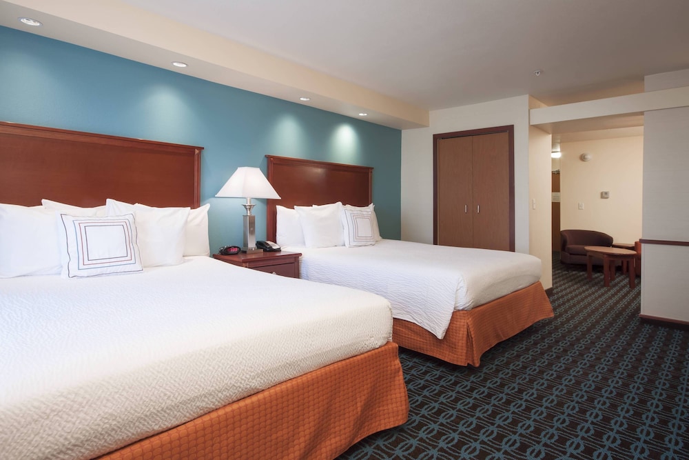 Suite, Multiple Beds (Mobility/Hearing Accessible, Tub)