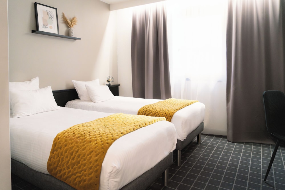 Standard Twin Room, Private Bathroom - Photo 2