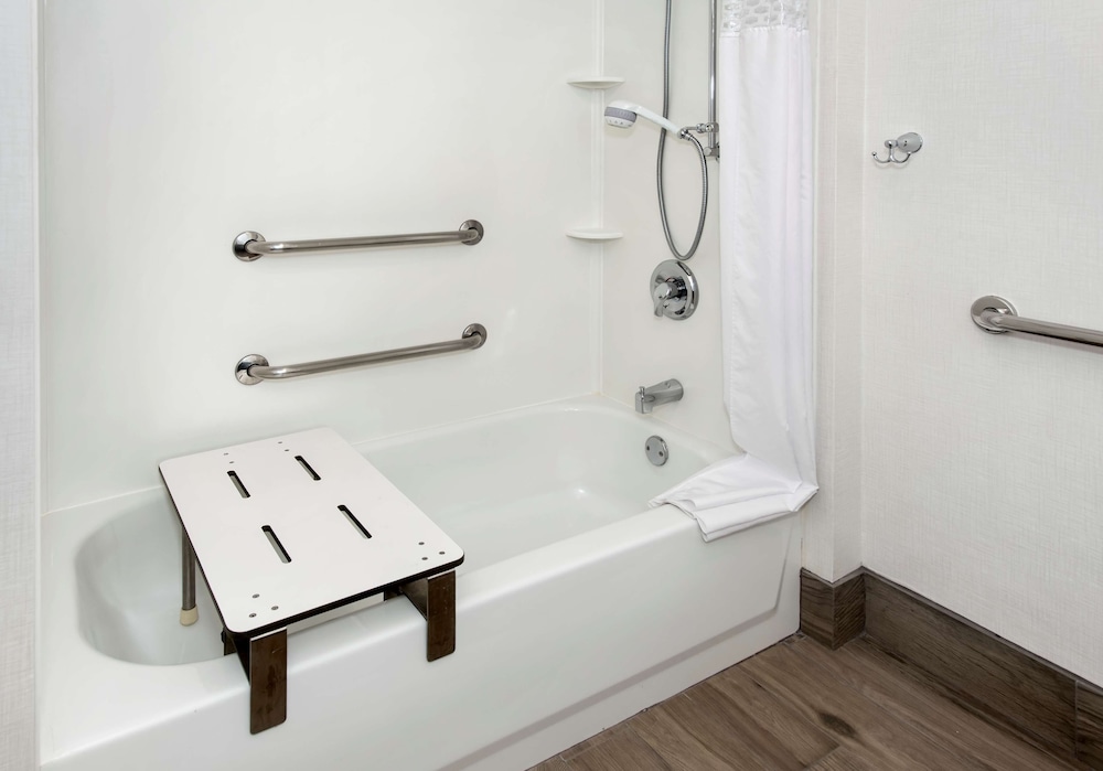 Room, 1 King Bed, Accessible, Bathtub, Non Smoking - Photo 6