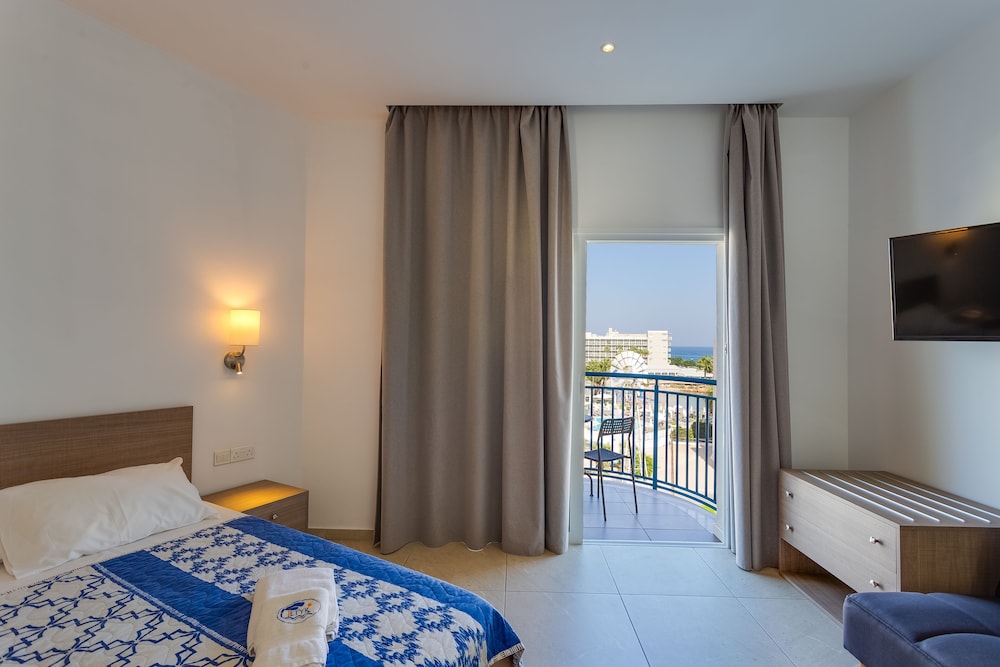 Superior Double or Twin Room, Partial Sea View photo 3