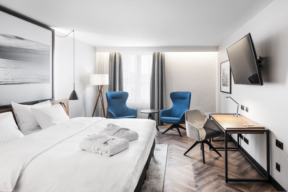 Privilege, Room, 1 Queen Bed - Photo 2