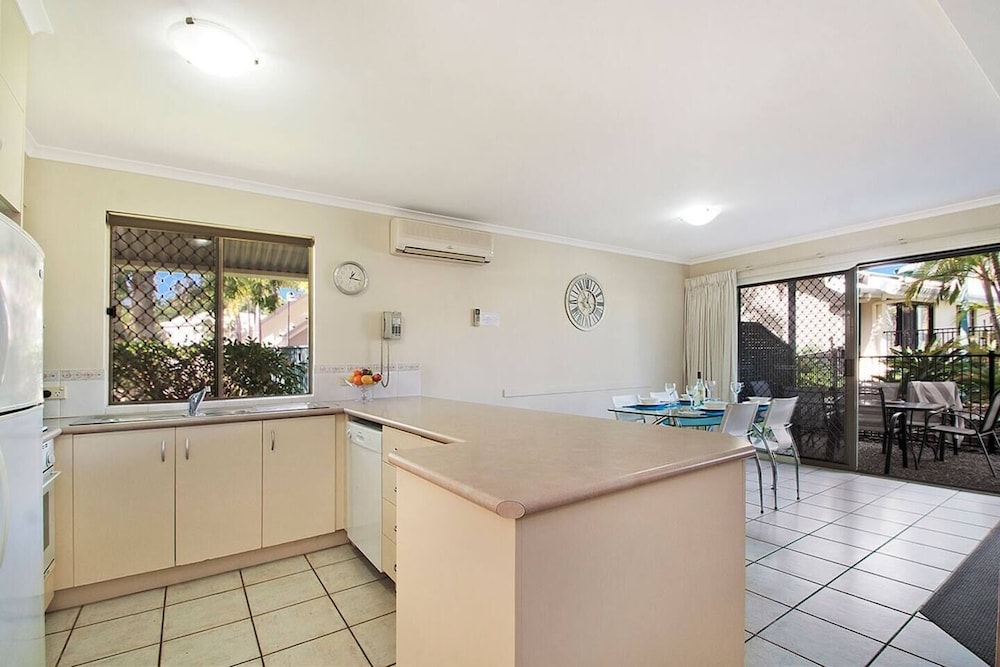 3 Bedroom Poolside Townhouse - Photo 14