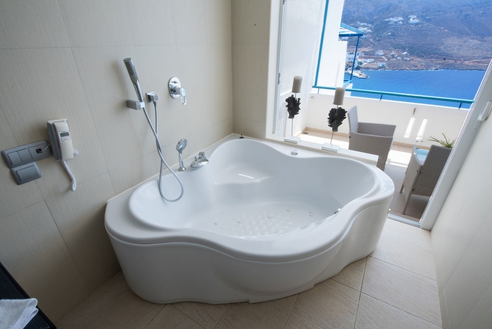 Honeymoon Suite, Sea View (Junior) - Photo 9