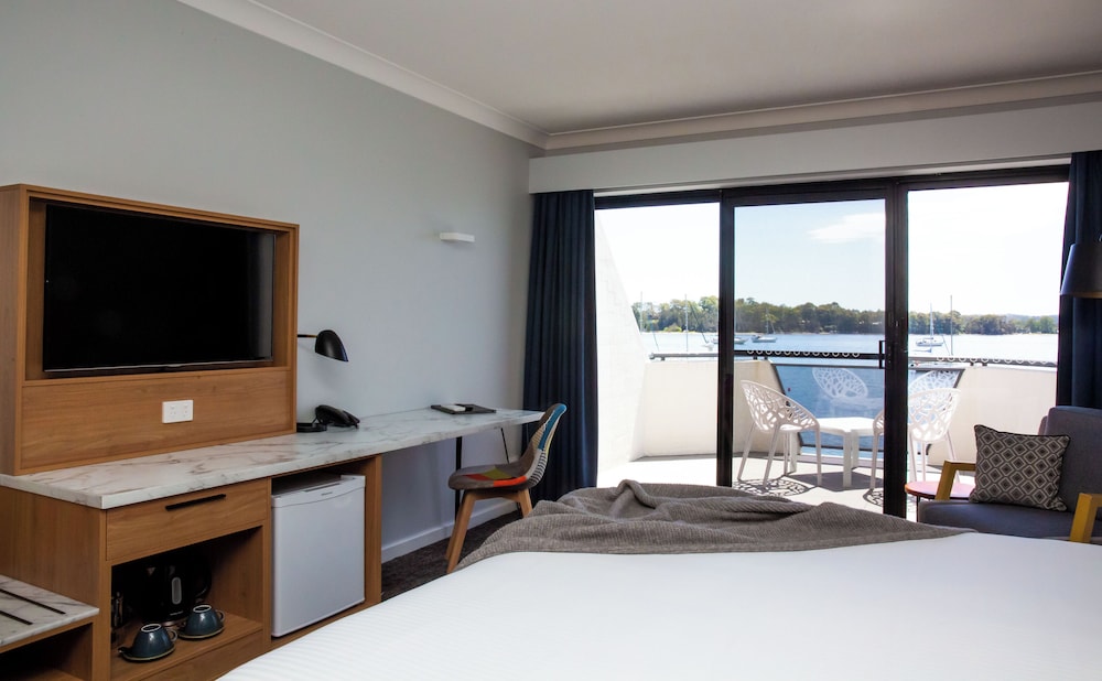 Superior Waterside King Room photo 2