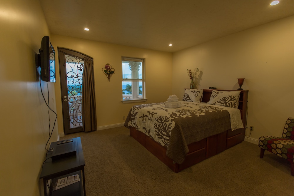 Economy Double Room, 1 King Bed, Ocean View photo 2