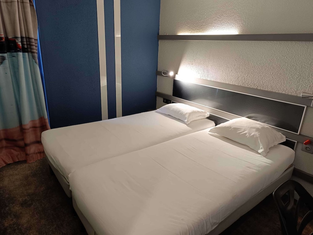 Standard Room, 2 Twin Beds - Photo 3
