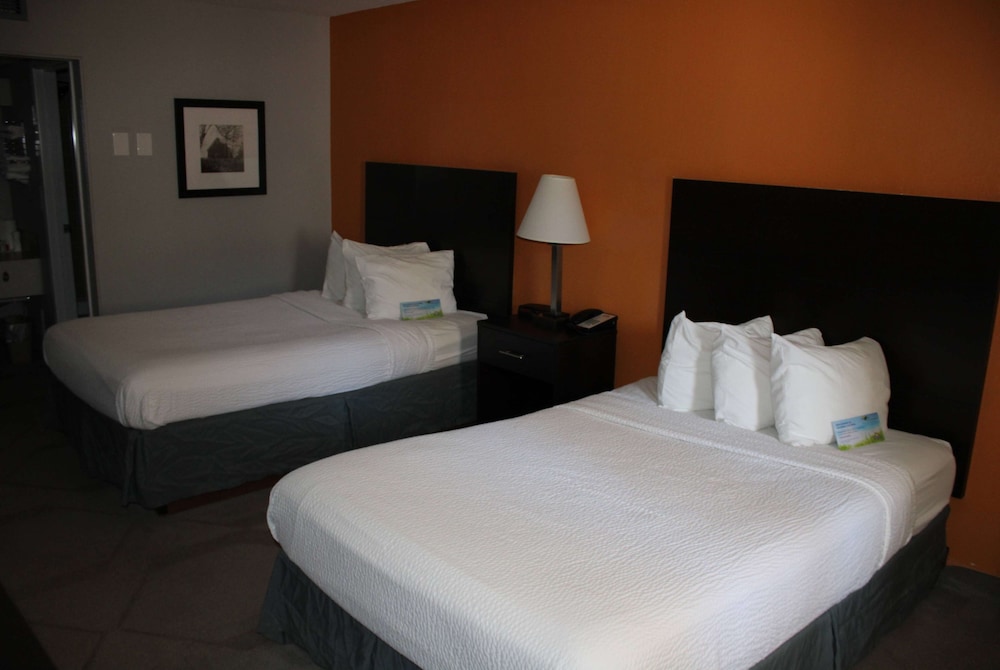 Standard Room, 2 Queen Beds, Non Smoking - Photo 1