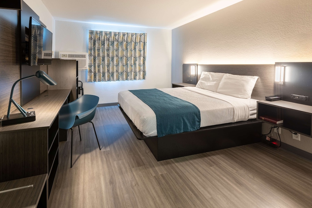 Standard Room, 1 Queen Bed, Non Smoking - Photo 1