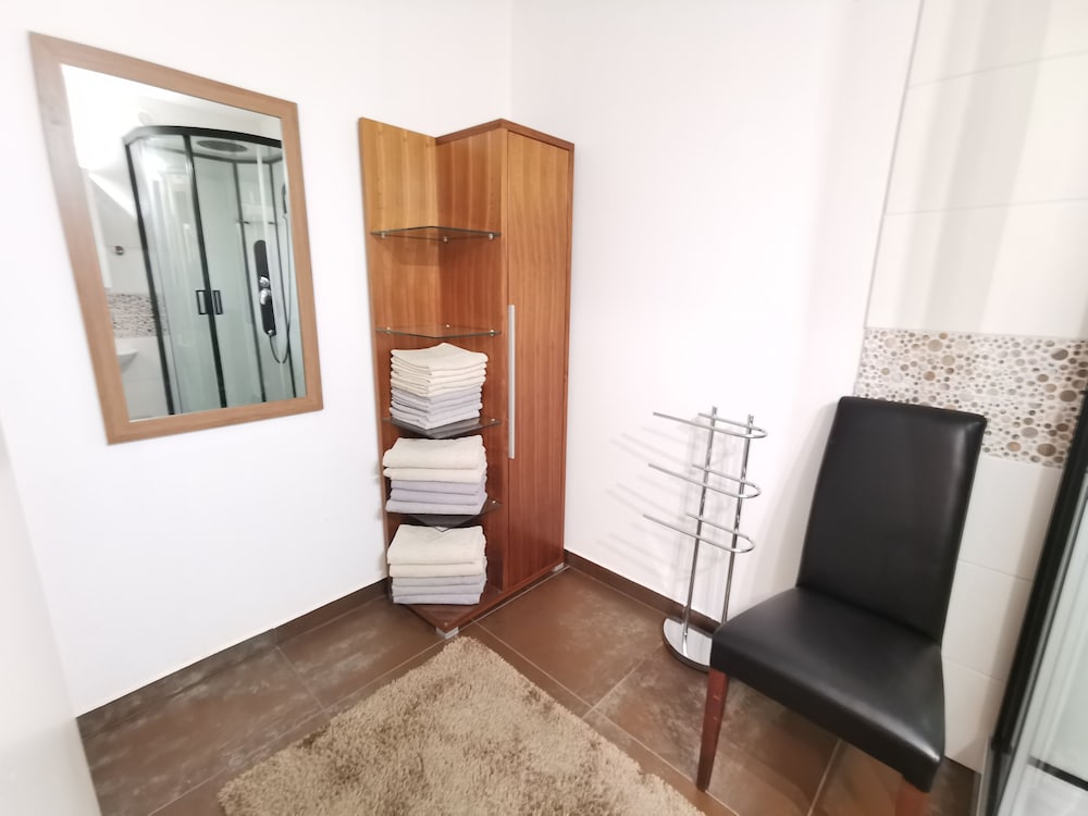 Classic Apartment, 2 Bedrooms, Kitchen, Ground Floor photo 2