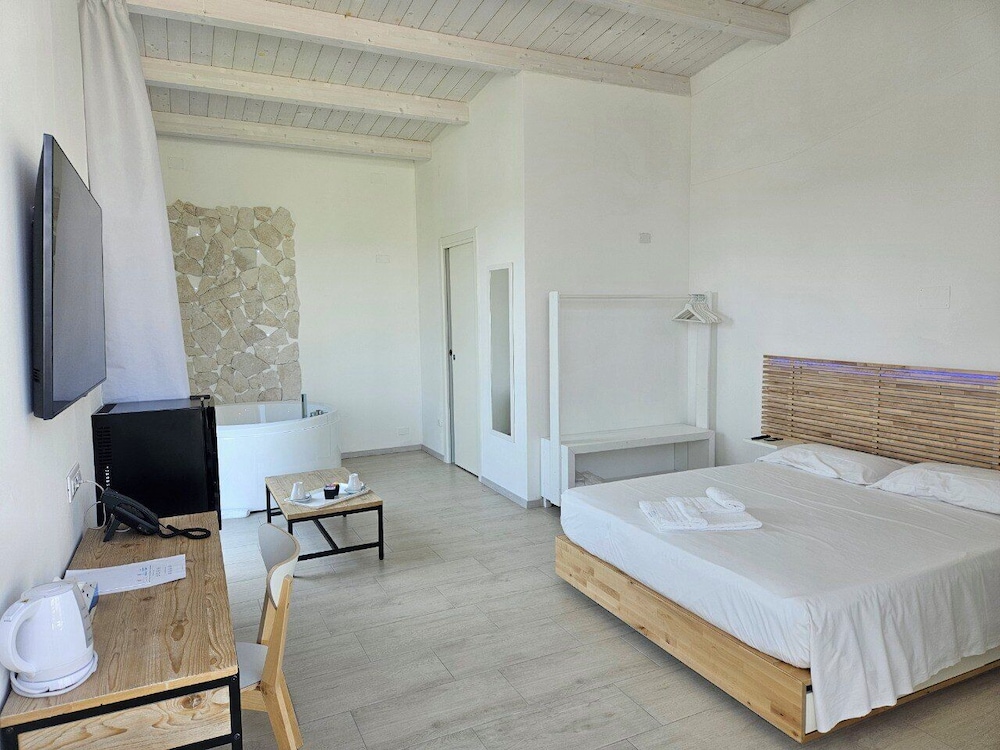 Deluxe Suite, Pool View