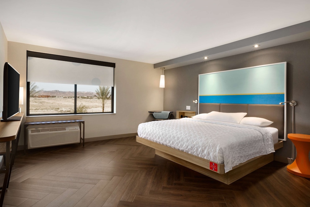 Room, 1 King Bed, Accessible (Hearing, Roll-in Shower)