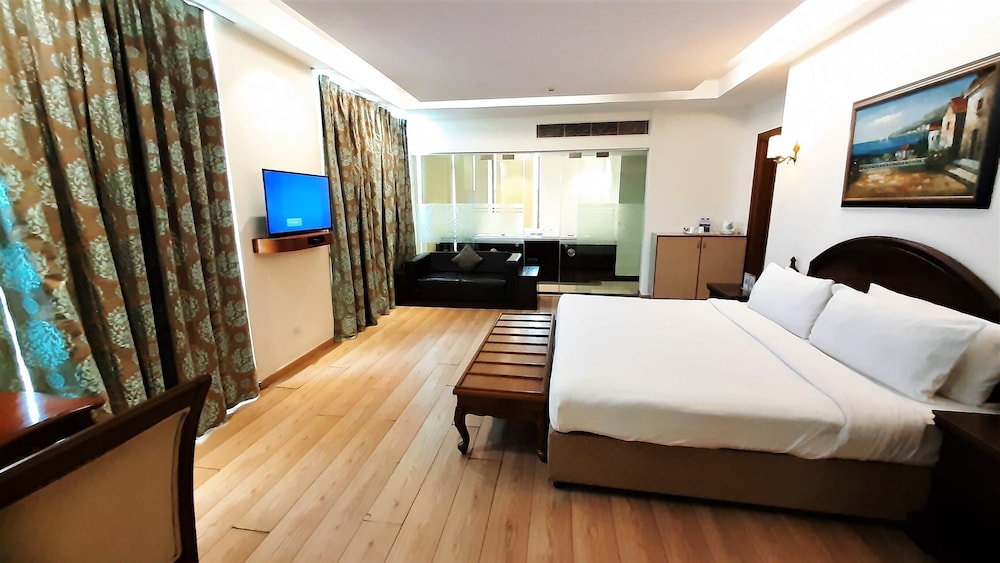Suite, 1 Queen Bed, City View (Jacuzzi Suite)