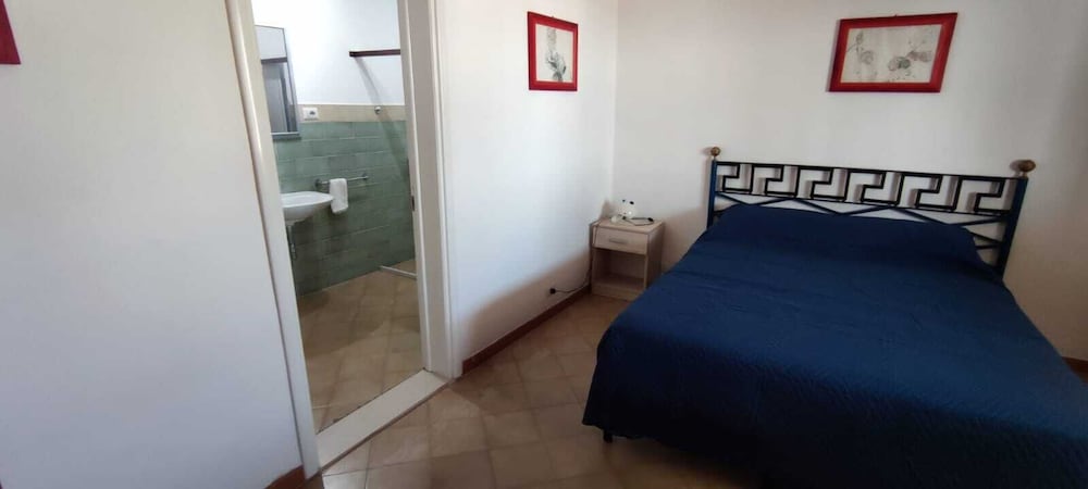 Club Room, 1 Queen Bed, Non Smoking, Garden View photo 2