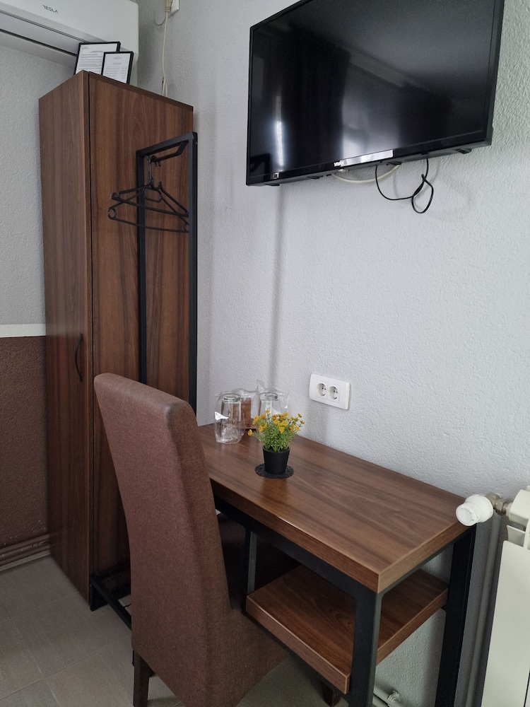 Basic Double or Twin Room, Non Smoking photo 3