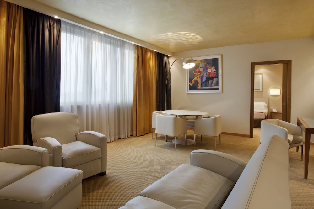 Suite, 1 King Bed (Living Area) photo 2