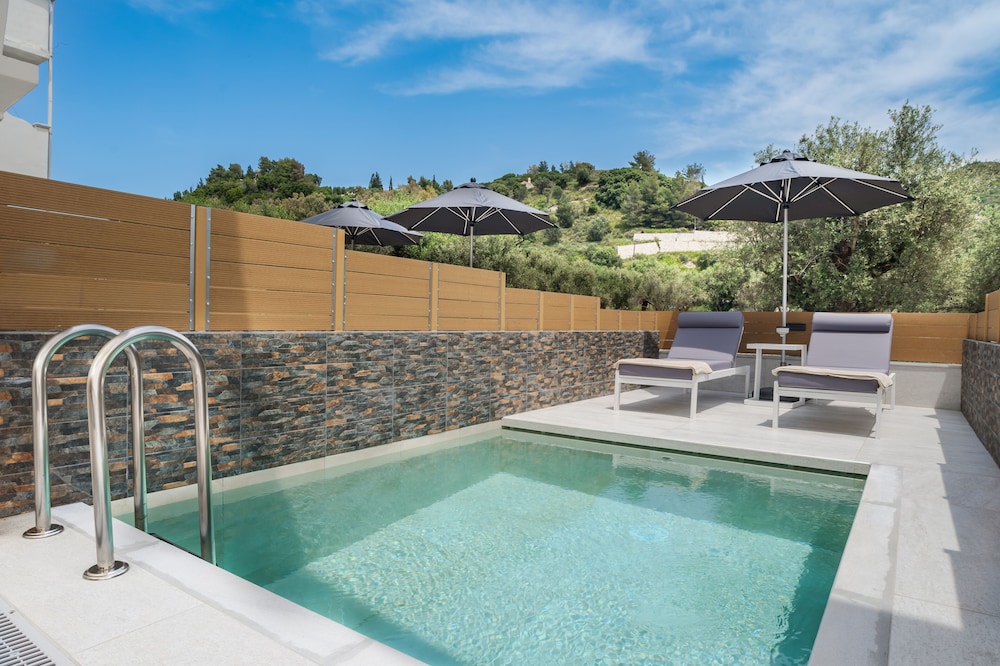 Superior Double with Private Pool - Photo 8
