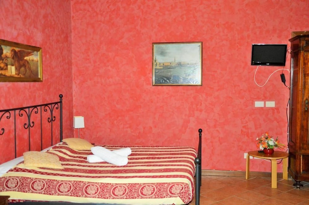 Classic Triple Room, Private Bathroom, City View photo 1