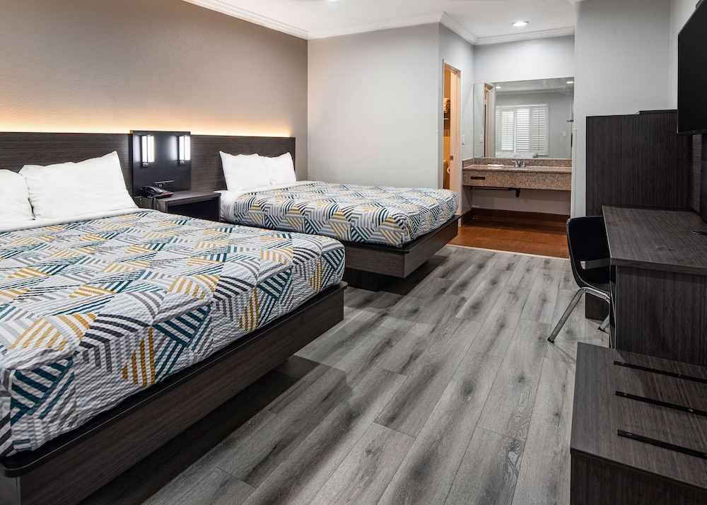 Standard Room, Multiple Beds, Non Smoking - Photo 2