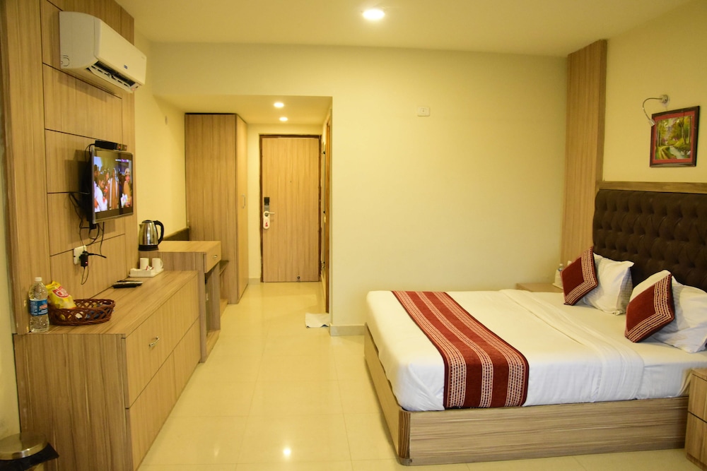 Premium Double Room, 1 King Bed (with Banganga / Helipad Drop) photo 3