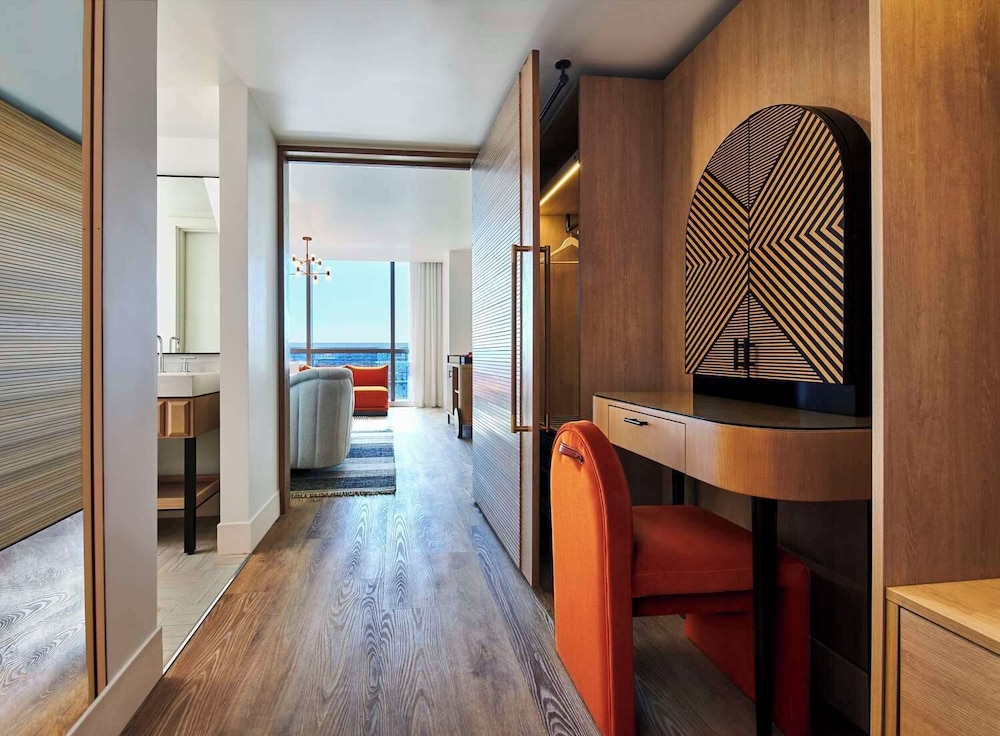 Room, 1 King Bed, Hearing Accessible (strip View, Chamber)