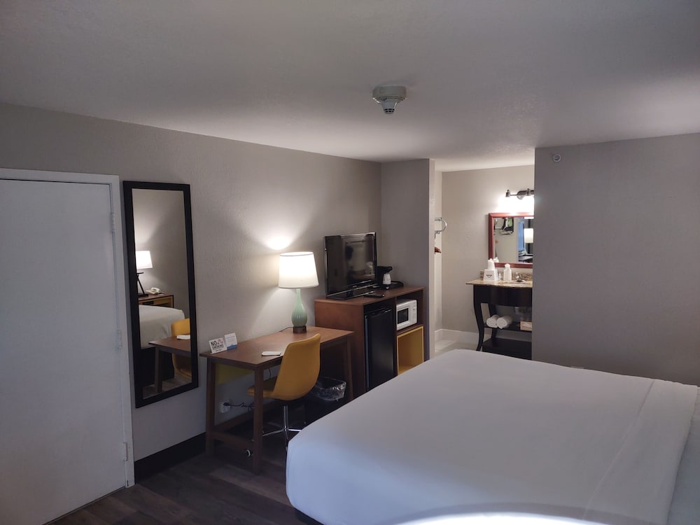 Business Room, 1 King Bed, Non Smoking - Photo 3