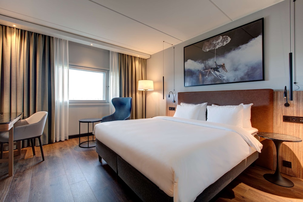 Superior Room (Airport View) - Photo 1