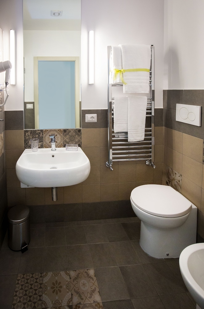 Deluxe Double or Twin Room, 1 Queen Bed with Sofa bed, Balcony, City View photo 3