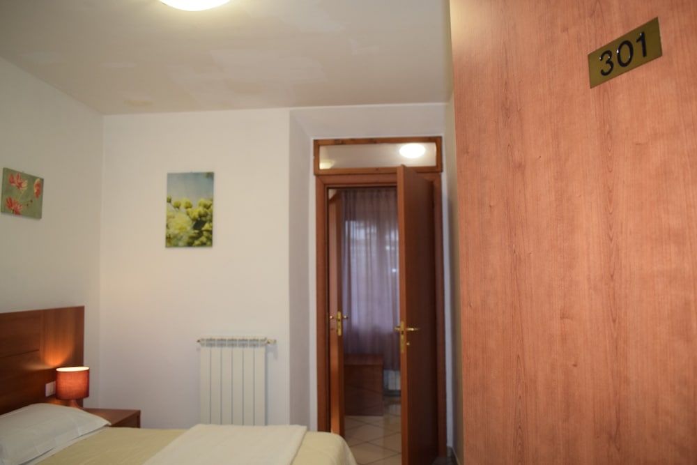 Double or Twin Room, Private Bathroom photo 3