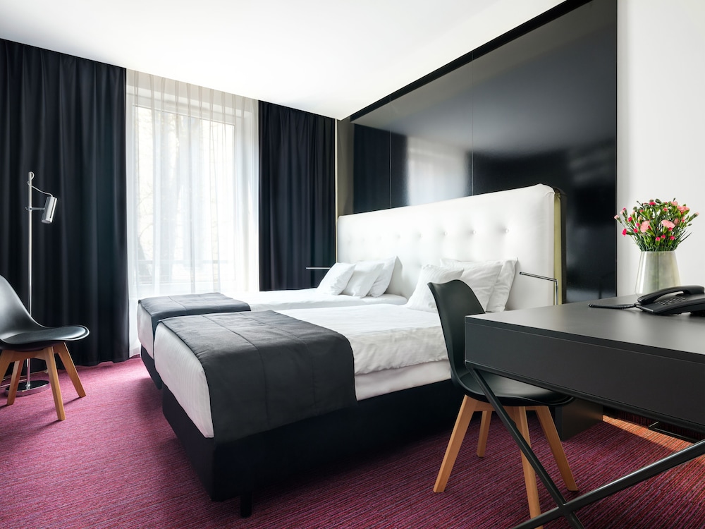 Premium Room, 2 Twin Beds, Non Smoking, Refrigerator - Photo 7