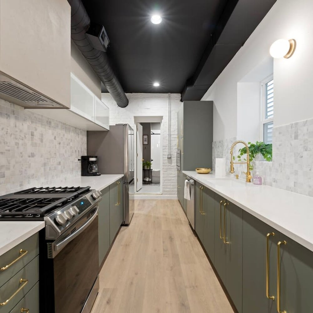 Chic 4-bedroom Haven Designer s Dream Home, Photo 39