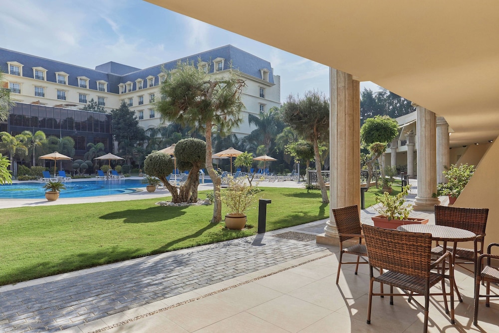 Family Room, 1 King Bed, Pool View thumbnail 5
