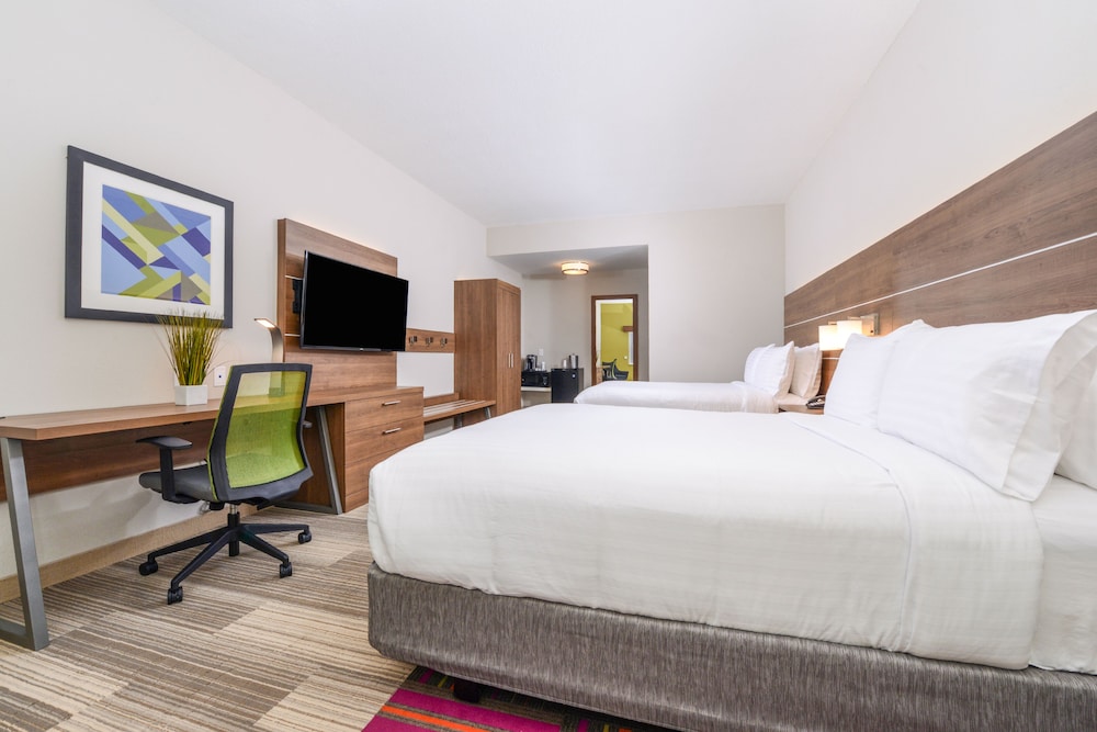 Suite, 2 Queen Beds - Photo 10