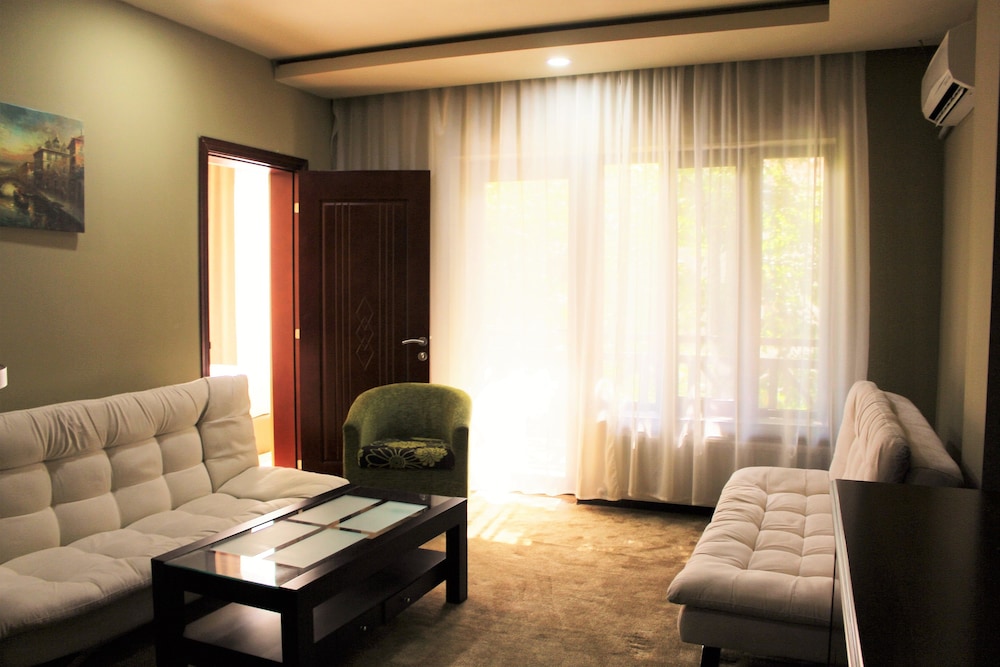 Family Room, 1 Bedroom photo 2