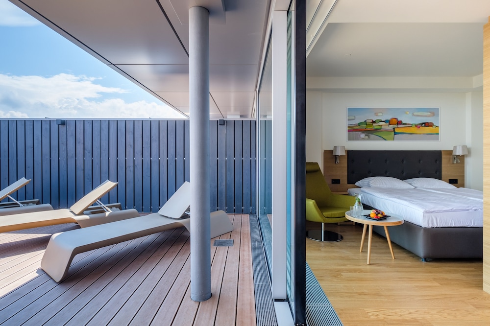 Suite - Photo 1