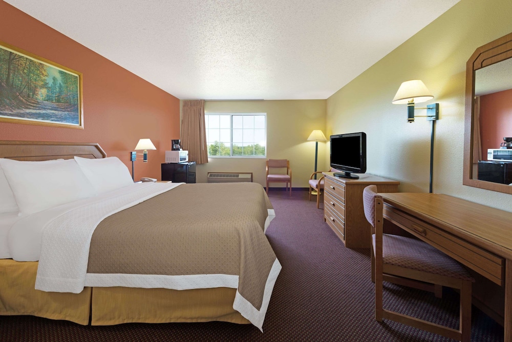Standard Room, 1 King Bed, Non Smoking photo 1