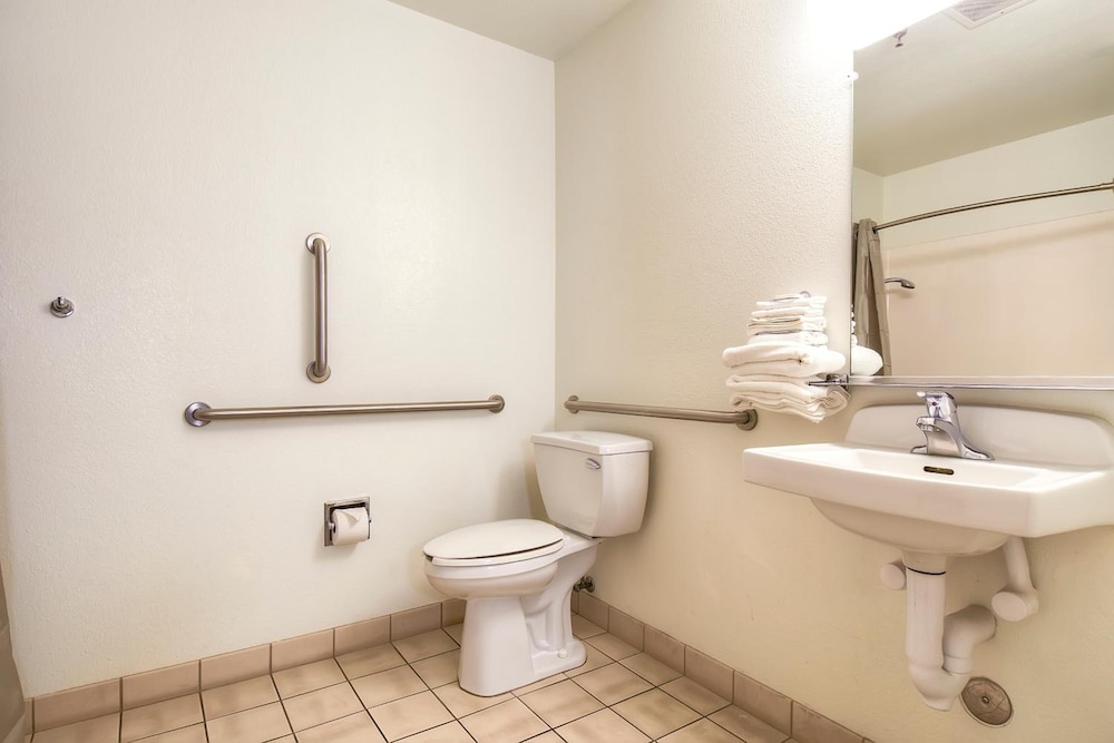 Deluxe Room, 1 Queen Bed, Accessible, Non Smoking - Photo 6