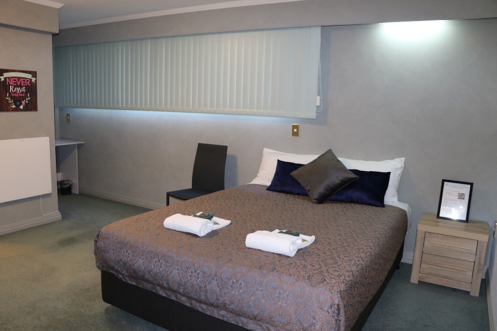 Basic Room, 1 Queen Bed photo 2