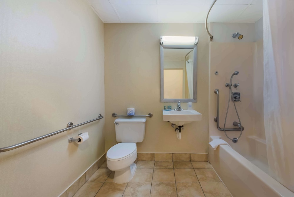 Standard Room, 1 King Bed, Accessible, Bathtub - Photo 2