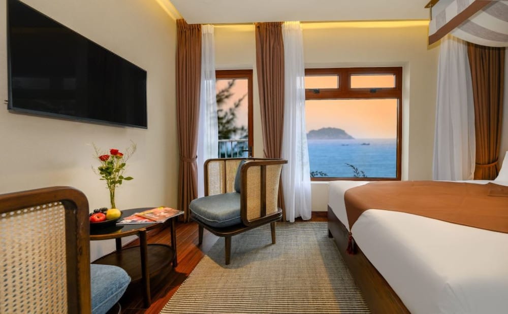 Superior King Room with Ocean View and Balcony