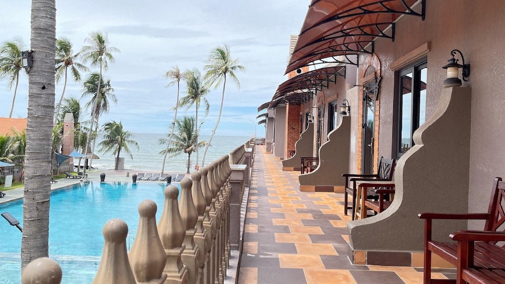 Deluxe Room, Pool View - Photo 7