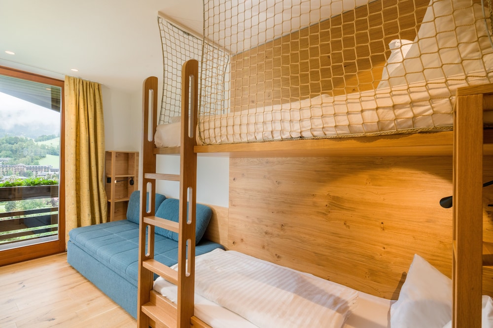 Family Suite, 2 Bedrooms, Balcony, Mountain View photo 3