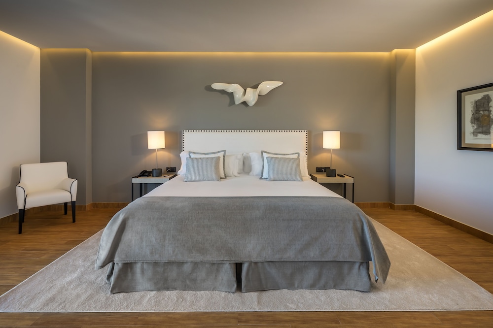 Deluxe Room (with extra bed) - Photo 1